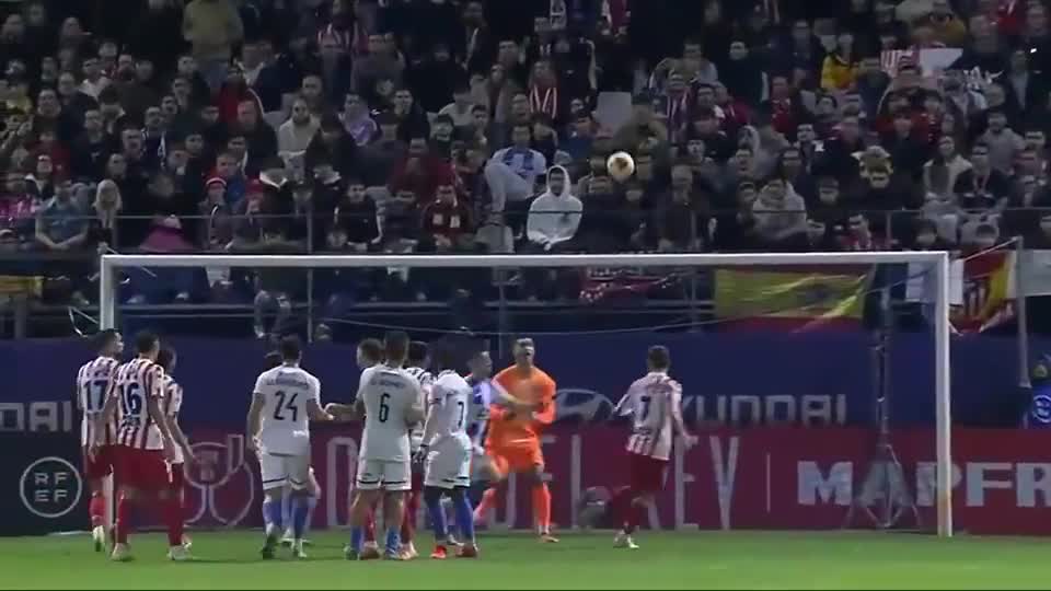 曼联客场不败创英超最长纪录，B费贡献2球1助攻，但防守漏洞明显，积分排名靠后。