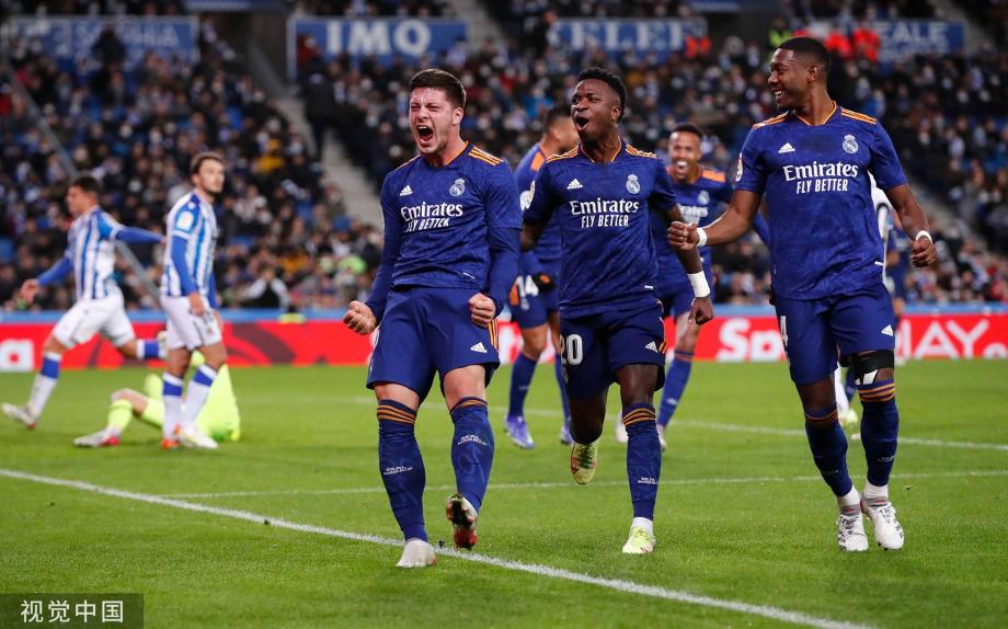 冠军捧杯时刻！这张合影里，有国乒三连冠的荣光，更有竞技体育的热血与温情！