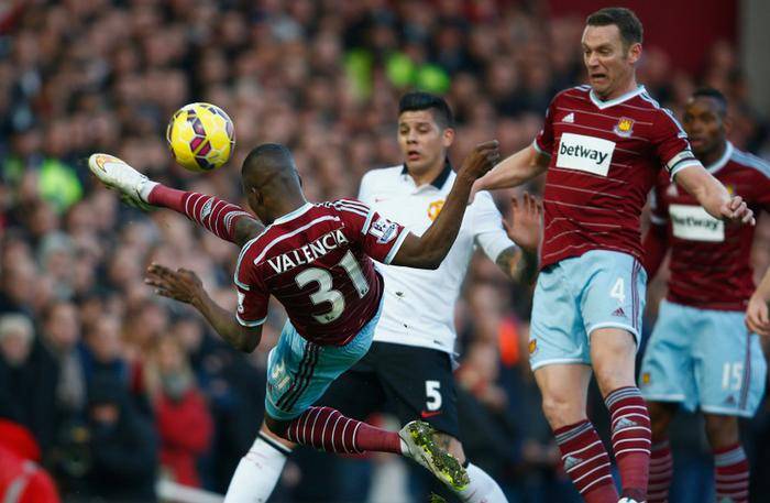 足球中超队长带伤上阵，拼劲获赞